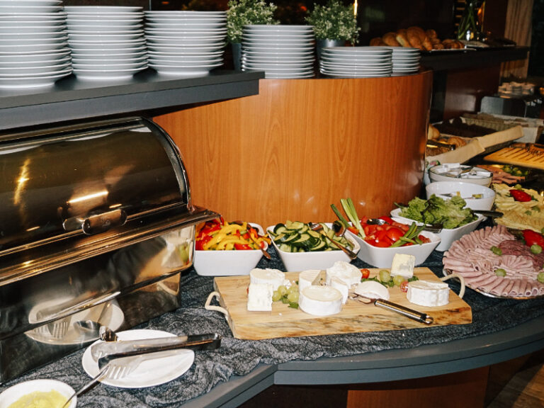 Buffet di piatti freschi su una nave da crociera.