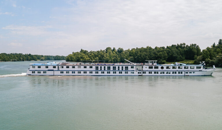 Barca Willemstad in dolce navigazione su un canale nei Paesi Bassi