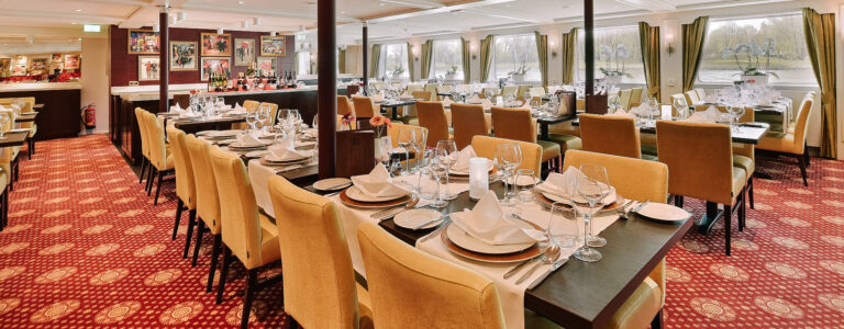 Sala da pranzo elegante e preparata sulla nave Willemstad