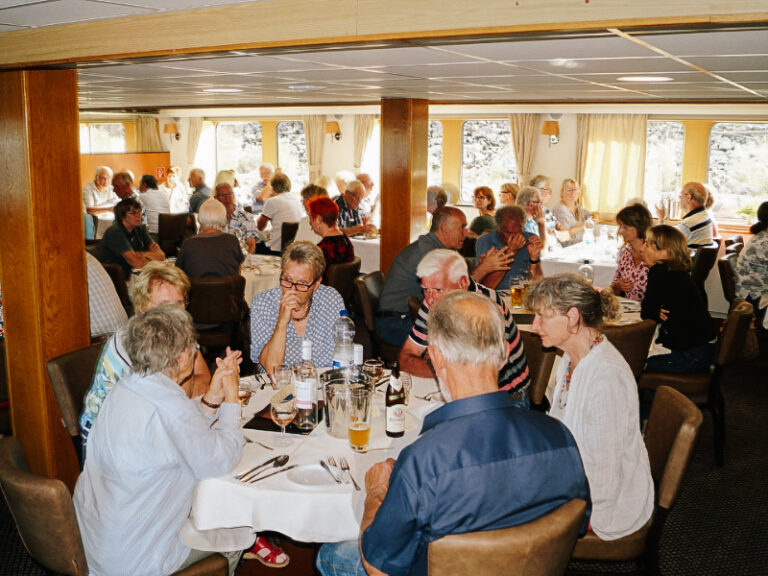 Passeggeri che pranzano nel ristorante della nave da crociera.