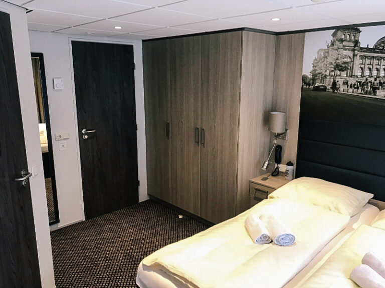 Cabina con letto matrimoniale a bordo della barca Willemstad