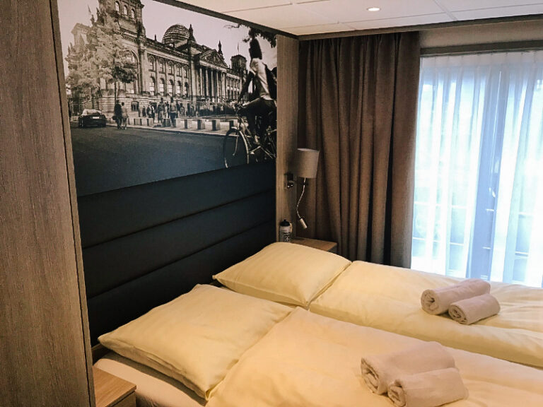 Suite matrimoniale con finestra panoramica a bordo della nave Willemstad