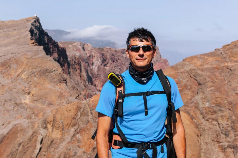 Guida ambientale in una foto con vulcano alle spalle